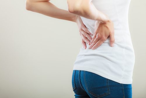 Pijn aan een kant van de rug kan een van de symptomen van blaaskanker zijn