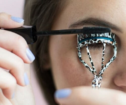 Aantrekkelijke wimpers zonder krultang