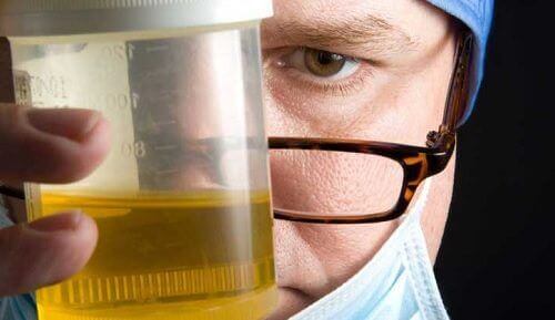 Acht redenen waarom je stinkende urine kunt hebben