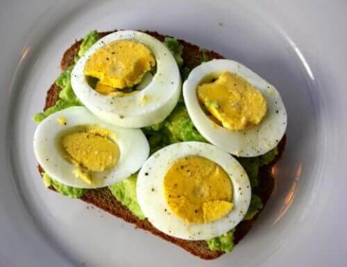 Ontbijtjes om af te vallen met avocado en ei