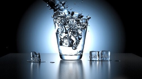 Genoeg water drinken is belangrijk om stinkende urine te voorkomen