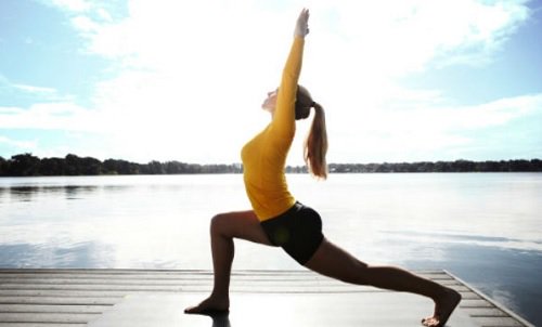 Zes buitengewone yogahoudingen die gewichtsverlies bevorderen