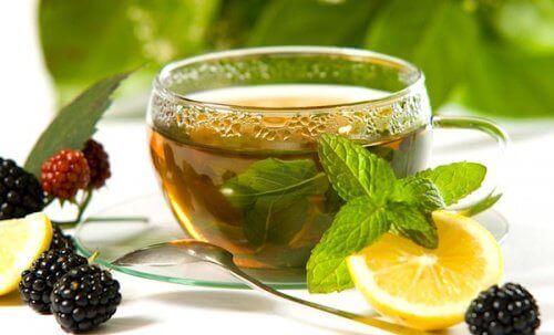 Groene thee te drinken met gember en citroen