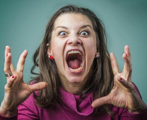 Vrouw die schreeuwt door alle frustraties