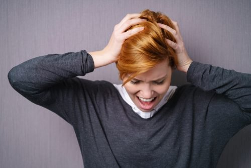 Vrouw die niet kan stoppen met klagen