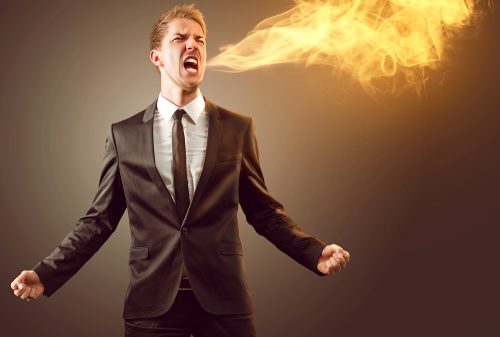 Man die vuur spuwt van woede