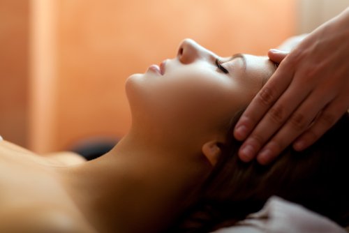 Hoofdpijn te behandelen met massage