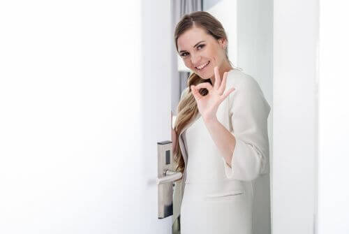 Vrouw die een gebaar maakt van tevredenheid