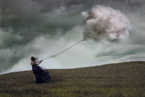 Vrouw die vliegert met een wolk
