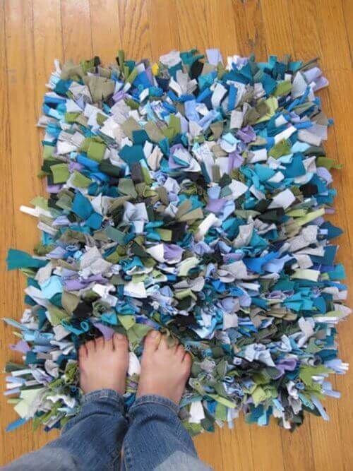 Oude T-shirts recyclen door er een tapijtje van te maken