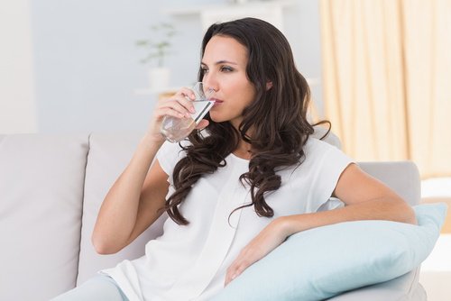 Droge gezichtshuid en water drinken