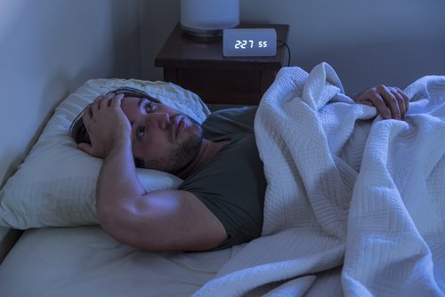 Eenzame Man Die Niet Kan Slapen Want Eenzaamheid En Slapeloosheid Zijn Verbonden