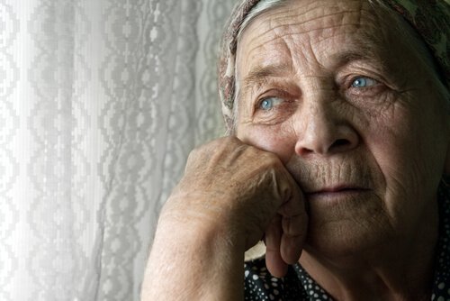 Oudere Vrouw Die Eenzaamheid Uitstraalt 