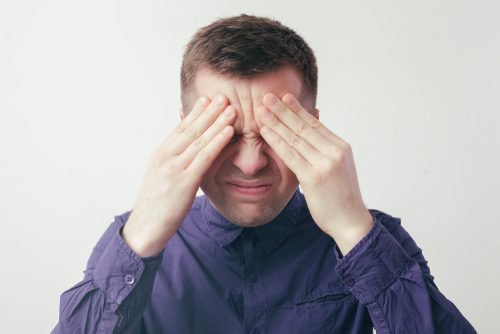 Man die gefrustreerd is omdat hij hulp bij stoppen met roken nodig heeft