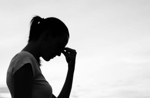 Gestreste Vrouw met Gedachten Die Je Geest Beperken