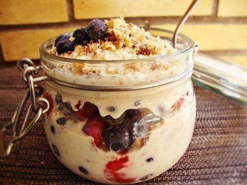 Romige parfait met bosbessen en quinoa