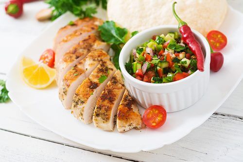 Kip met tomatensalade