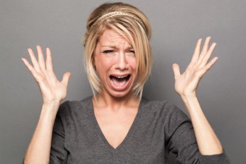 Vrouw die in paniek raakt omdat ze denkt: ik verlang niet meer naar mijn partner
