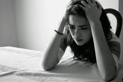 Meisje Dat Hopeloos Met Haar Hoofd Op Haar Handen Leunt