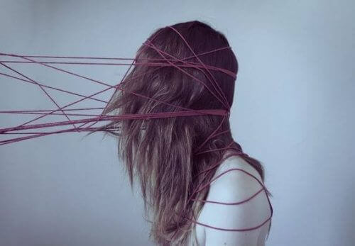 Meisje Dat Verwikkeld Is In Touw