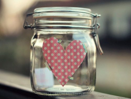 Een Glazen Potje Met Een Hartje Erop Die Gebruikt Wordt Als De Gelukspot Van Een Gezin