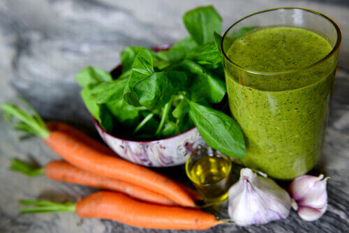 Sap van wortel en spinazie om je cholesterolgehalte te verlagen