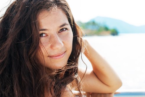 Meisje dat straalt van gezondheid