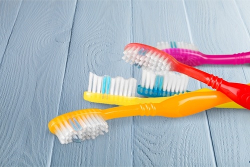 Tandenborstels Die Onder De Ziektekiemen Kunnen Zitten