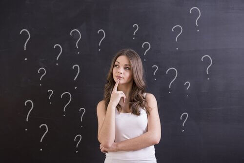 Meise Dat Voor Een Schoolbord Staat Met Vraagtekens Erop