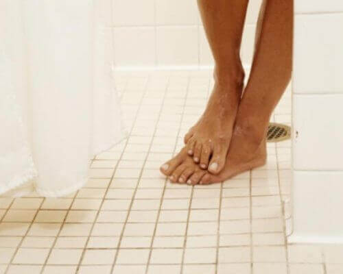 Vrouw Die Onder De Douche Staat In De Sportschool