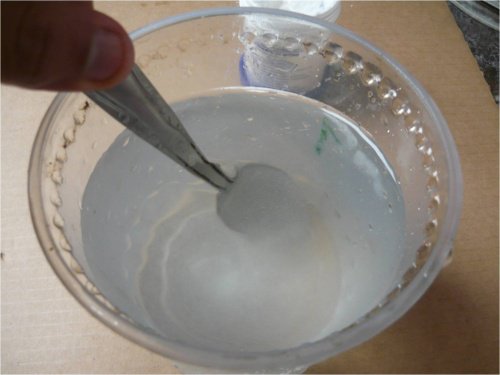 Vlekken Te Verwijderen Met Een Mengsel Van Warm Water En Zout