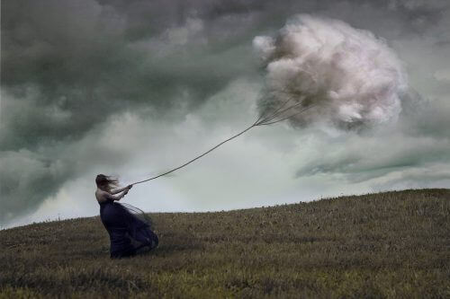 Vrouw die wordt meegesleurd door een donkere wolk
