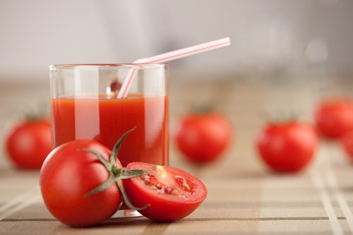 Wekelijks ontgiften met een sap van tomaten, knoflook en kurkuma