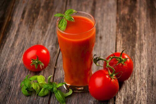 Sap van tomaten, knoflook en kurkuma
