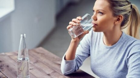 Drink meer water tegen een kriebel in de keel 