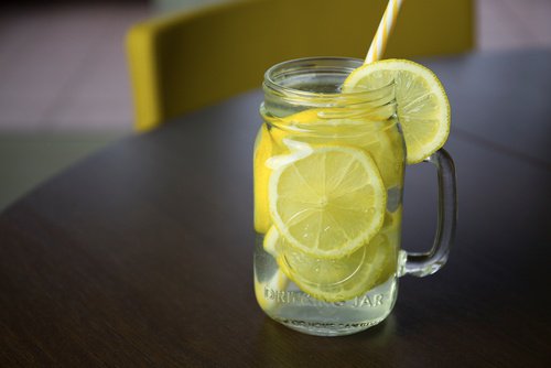 Water met citroen is een van de beste drankjes om vet te verbranden