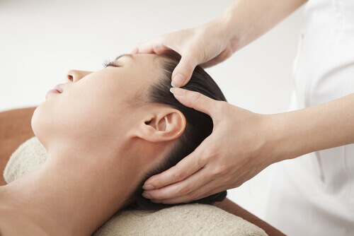 Zwelling in het gezicht is een van de tekenen van vochtretentie