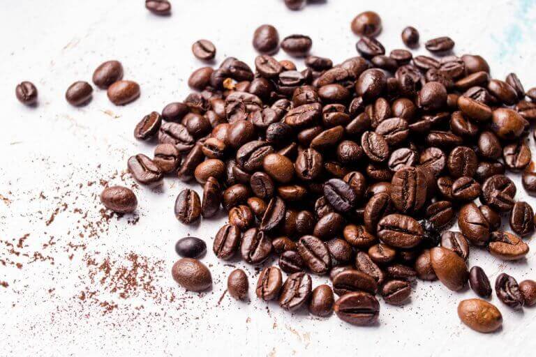 Koffiebonen om gezichtsmaskers met koffie te maken