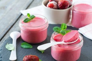 Een suikervrije, zuivelvrije mousse met aardbeien en amandelen