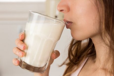 Vrouw drinkt een glas havermelk