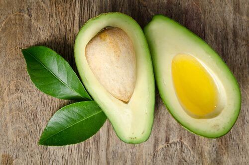 Een doormidden gesneden avocado