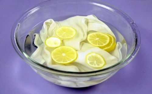 Je kleding wassen met water met citroen