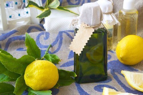 Zelfgemaakte parfum van citroensap