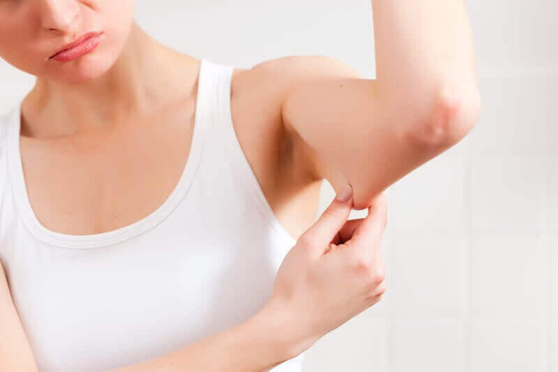 Een slappe huid voorkomen, bijvoorbeeld onder de armen