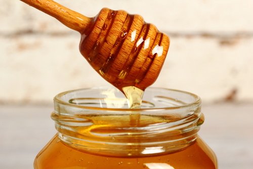 Honing om droog en beschadigd haar te behandelen