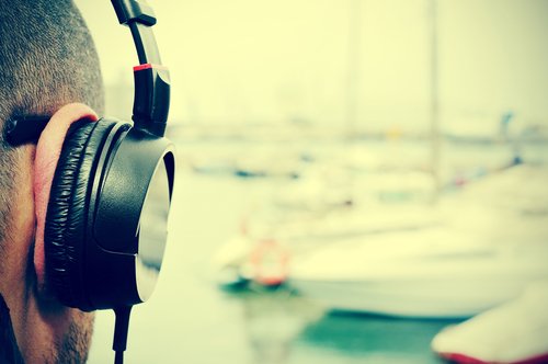 Muziek luisteren via hoofdtelefoon