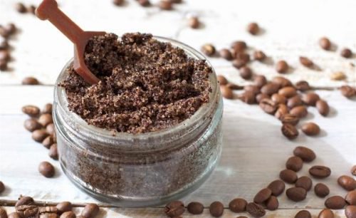 Middelen tegen cellulitis: gemalen koffie en rozenmuskolie