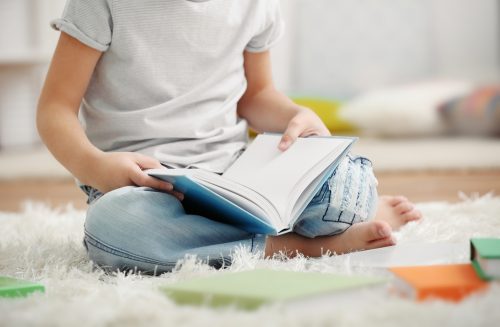 kind leest een boek