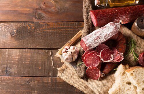 Vleeswaren zijn een van de dingen die je beter kunt vermijden bij vochtretentie