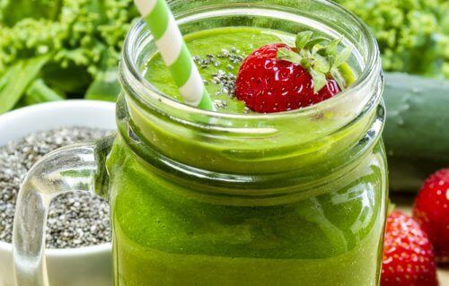 Magnesiumrijke smoothie met aardbei, avocado en spinazie
